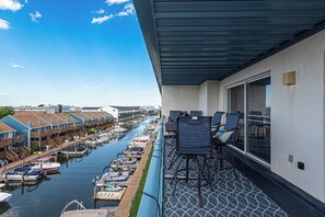 Outdoor dining - Lovely 3 BD bay water on the north end of Ocean City with outdoor pool. (Ocean City)