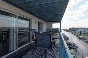 Outdoor dining - Lovely 3 BD bay water on the north end of Ocean City with outdoor pool. (Ocean City)