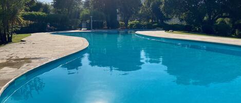 حمّام سباحة خارجي