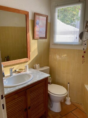 Dusj, hårføner, håndklær og såpe