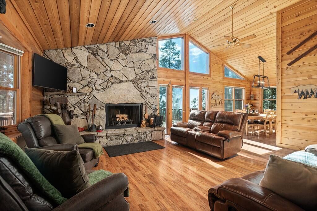 Ridgetop Retreat: Gorgeous deck & A/C!
