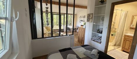 1 多间卧室、熨斗/熨衣板、WiFi、床单