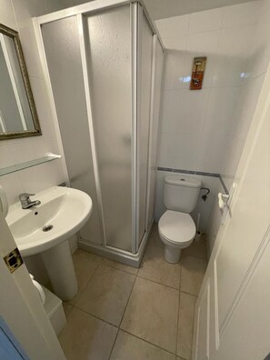 Haartrockner, Bidet, Handtücher, Seife