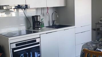 Jääkaappi, mikroaaltouuni, uuni, liesi