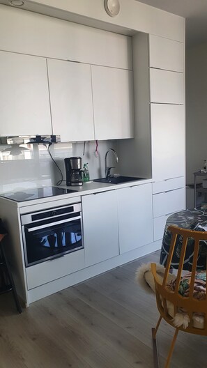 Køleskab, mikrobølgeovn, ovn, kogeplade