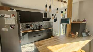 Fridge, oven, stovetop, dishwasher