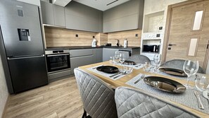 Kylskåp, mikrovågsugn, ugn och spishäll