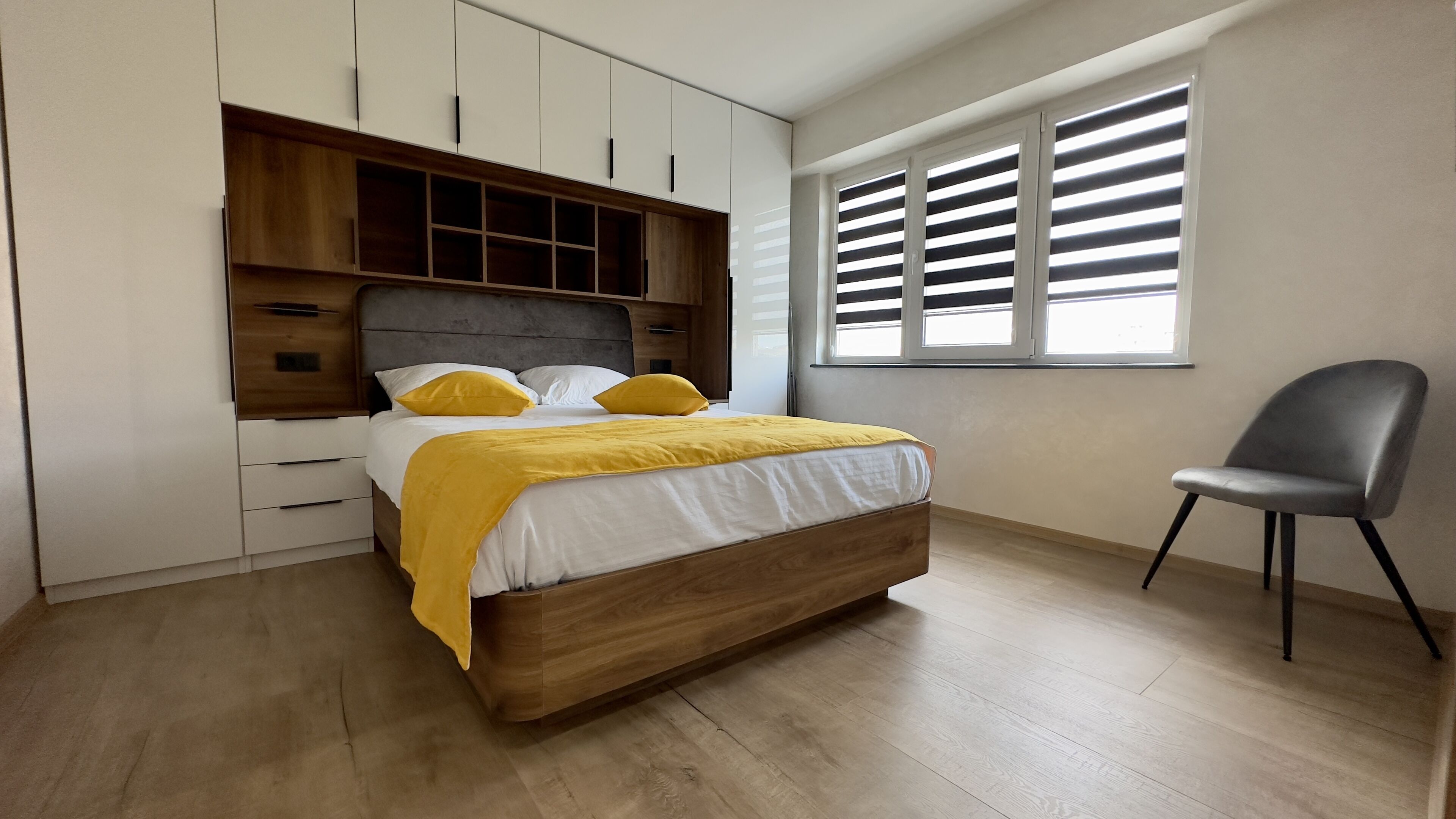 1 slaapkamer, een bureau, geluiddichte muren