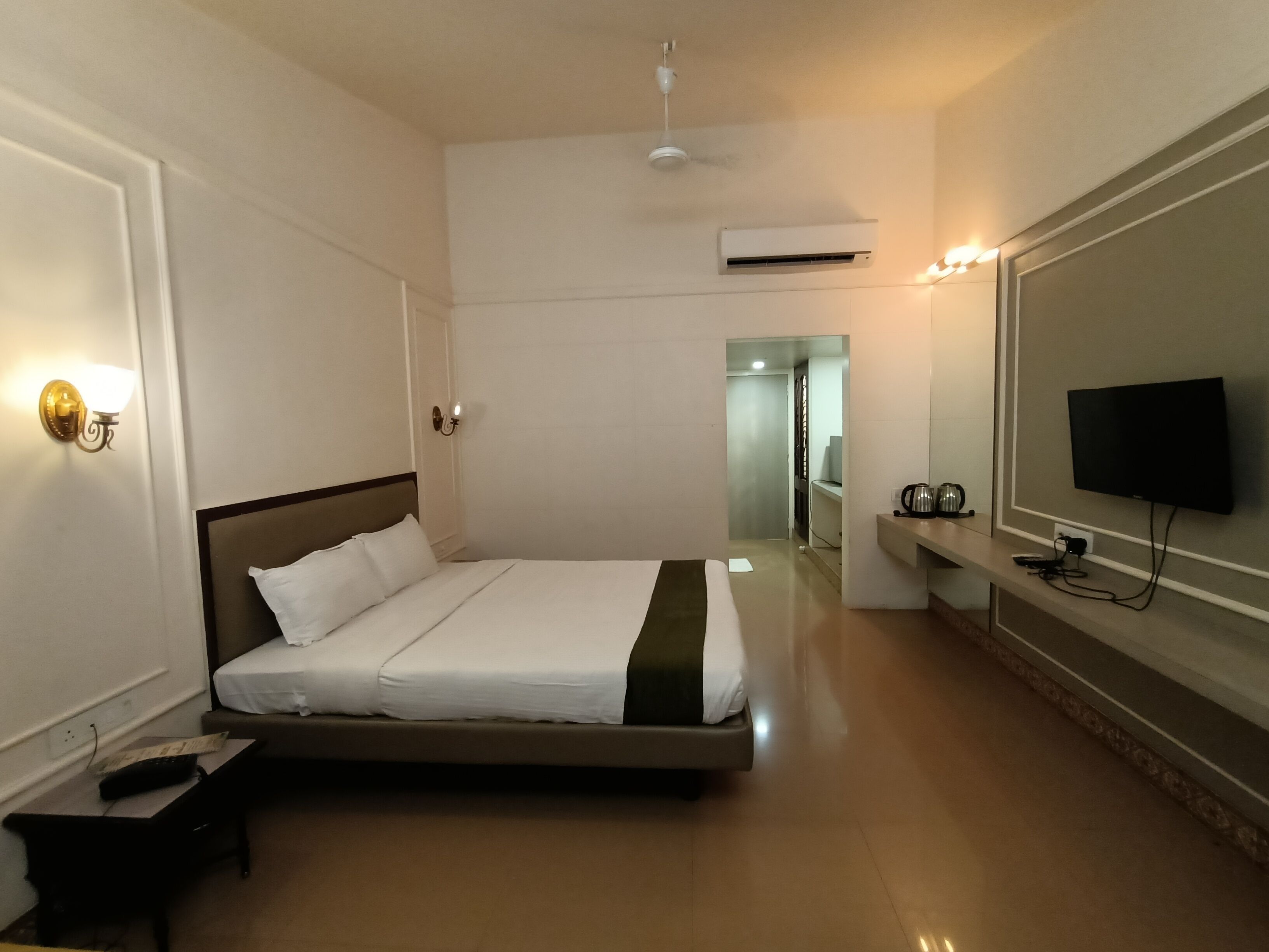 Deluxe Room | Soundproofing, iron/ironing board, free WiFi