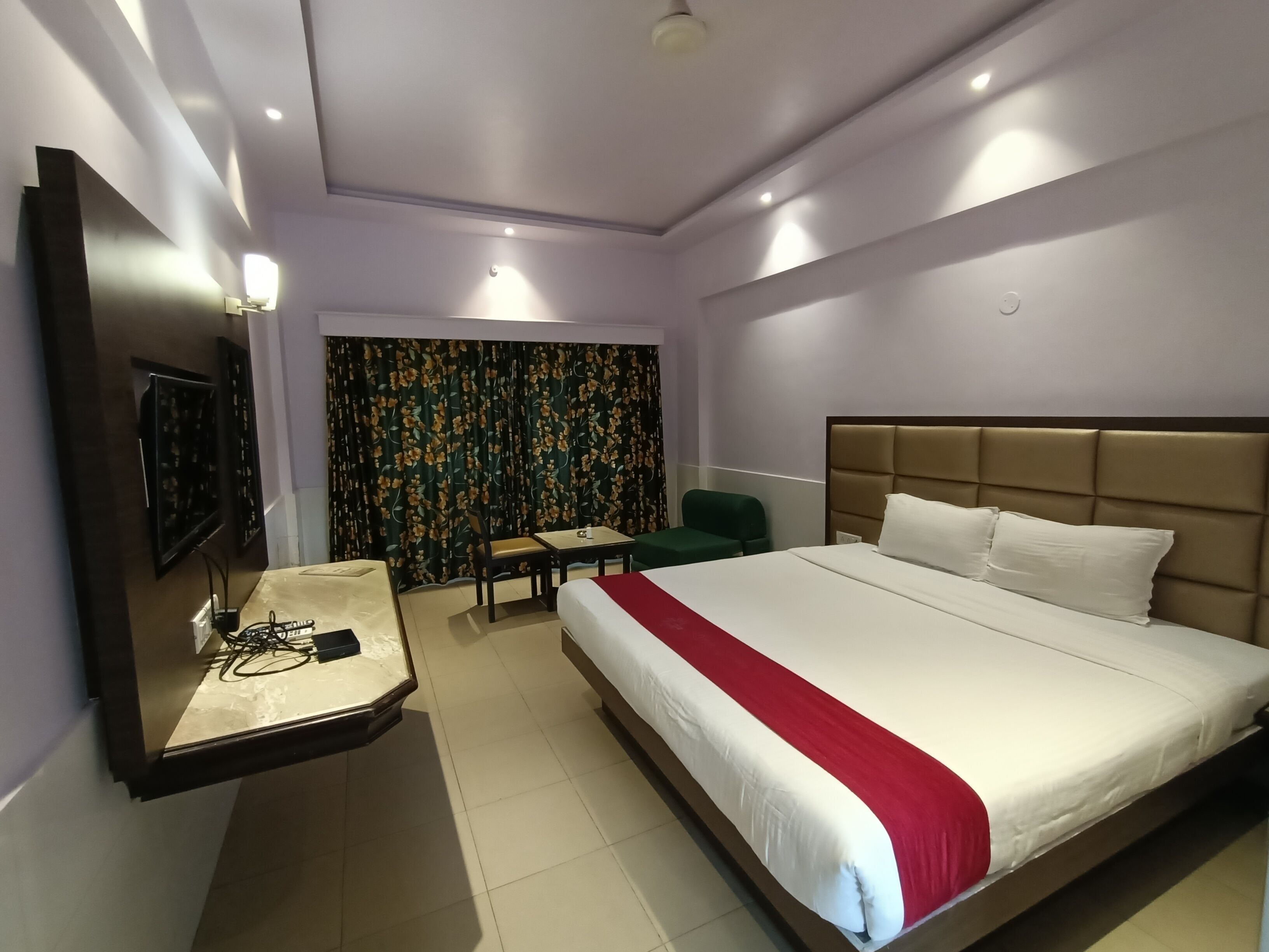 تجهيزات عازلة للصوت ومكواة/لوح كي وواي فاي مجانًا