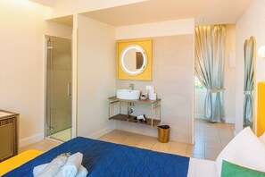 Habitación junior doble, balcón | Ropa de cama hipoalergénica, minibar, caja fuerte