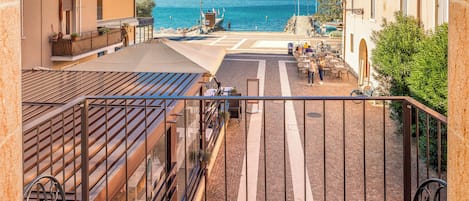 Junior-Doppelzimmer, Balkon | Blick auf den See