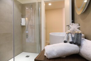 Junior Triple Room | Bathroom | Shower, rainfall showerhead, free toiletries, hair dryer - I Tre Re (Bardolino)