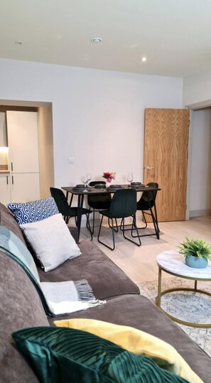 Apartment | 1 bedroom, iron/ironing board, free WiFi, bed sheets - Charming 1-bed, Sleeps 2, Parking (Leeds)