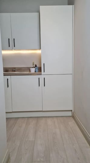 Apartamento | Cocina privada | Frigorífico, microondas, horno y placa de cocina