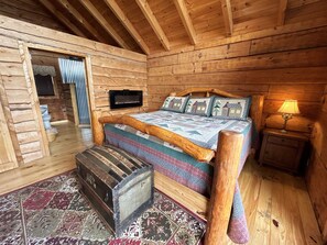1 bedroom, iron/ironing board, WiFi, bed sheets - Honeymoon View WOW! The Views are fantastic and private with hot tub. (Sevierville)