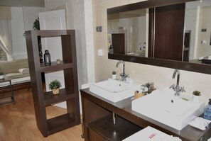 Douche, sèche-cheveux, serviettes fournies, savon