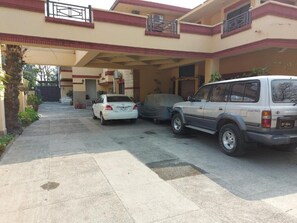 Accessible parking - Casa Blanca Boutique Guest House (Islamabad)
