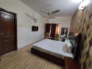 Dobbeltrom – deluxe | Skrivebord, lydisolert, strykejern/-brett og wi-fi (inkludert)