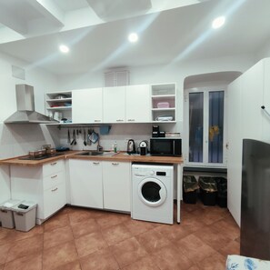 Fridge, microwave, stovetop, dishwasher