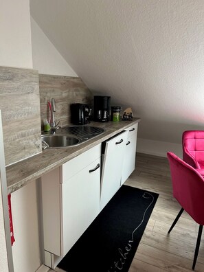Frigorífico, microondas, horno y placa de cocina