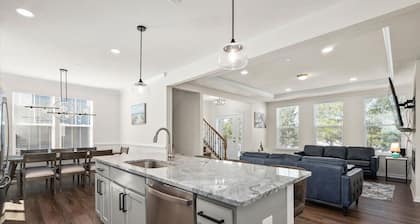 Large 5 BR 4 BA Home is Ready for Family Fun!