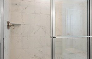 Douche, sèche-cheveux, serviettes fournies