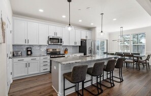 冷蔵庫、電子レンジ、オーブン、コンロ