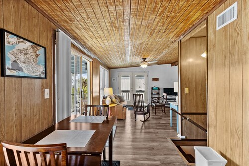 Downtown Apartment Half Block to Sunsets on Water