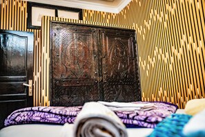 Deluxe Double Room | Blackout curtains - Dinosaur anza surf house (Agadir)