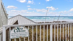 Eine Holzhütte mit einem Schild, auf dem 'Sea Cabins' und 'Nur für Eigentümer und Gäste, Privatgrundstück, Betreten verboten' steht.