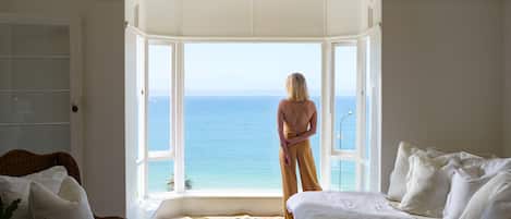 4 bedrooms, desk, iron/ironing board, travel cot