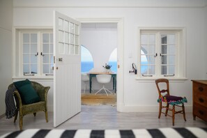 4 habitaciones, escritorio y tabla de planchar con plancha 