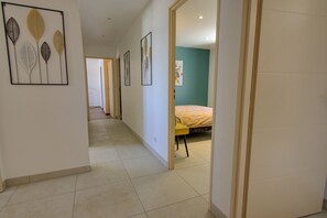 4 slaapkamers, een strijkplank/strijkijzer, gratis wifi, beddengoed