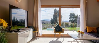 The Villa with garden, heated swimming pool & view of the Ventoux - Colonzelle