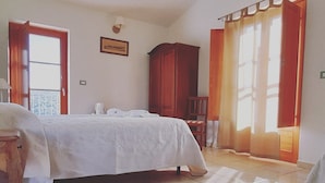 Comfort kamer, 1 twee- of 2 eenpersoonsbedden, 1 tweepersoonsbed, toegankelijk voor mindervaliden | Een kluis op de kamer, gratis wifi