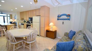 Apartment, 2 Bedrooms | Dining