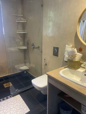 Hårtork, handdukar, tvål och toalettpapper