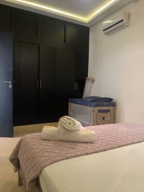 4 bedrooms, iron/ironing board, WiFi, bed sheets
