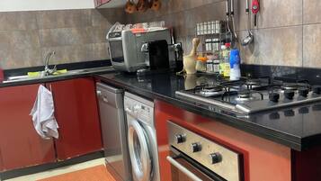 Microondas, horno, placa de cocina, lavavajillas