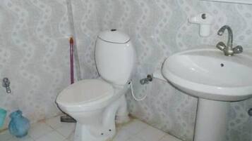 Habitación doble Deluxe | Baño | Regadera, amenidades de baño de diseñador, toallas, jabón