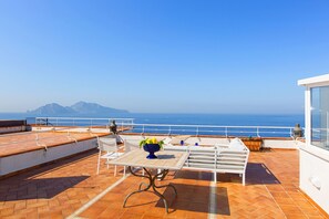 Outdoor dining - AMORE RENTALS - Villa Domus Franca with Seafront Shared Pool (Massa Lubrense)