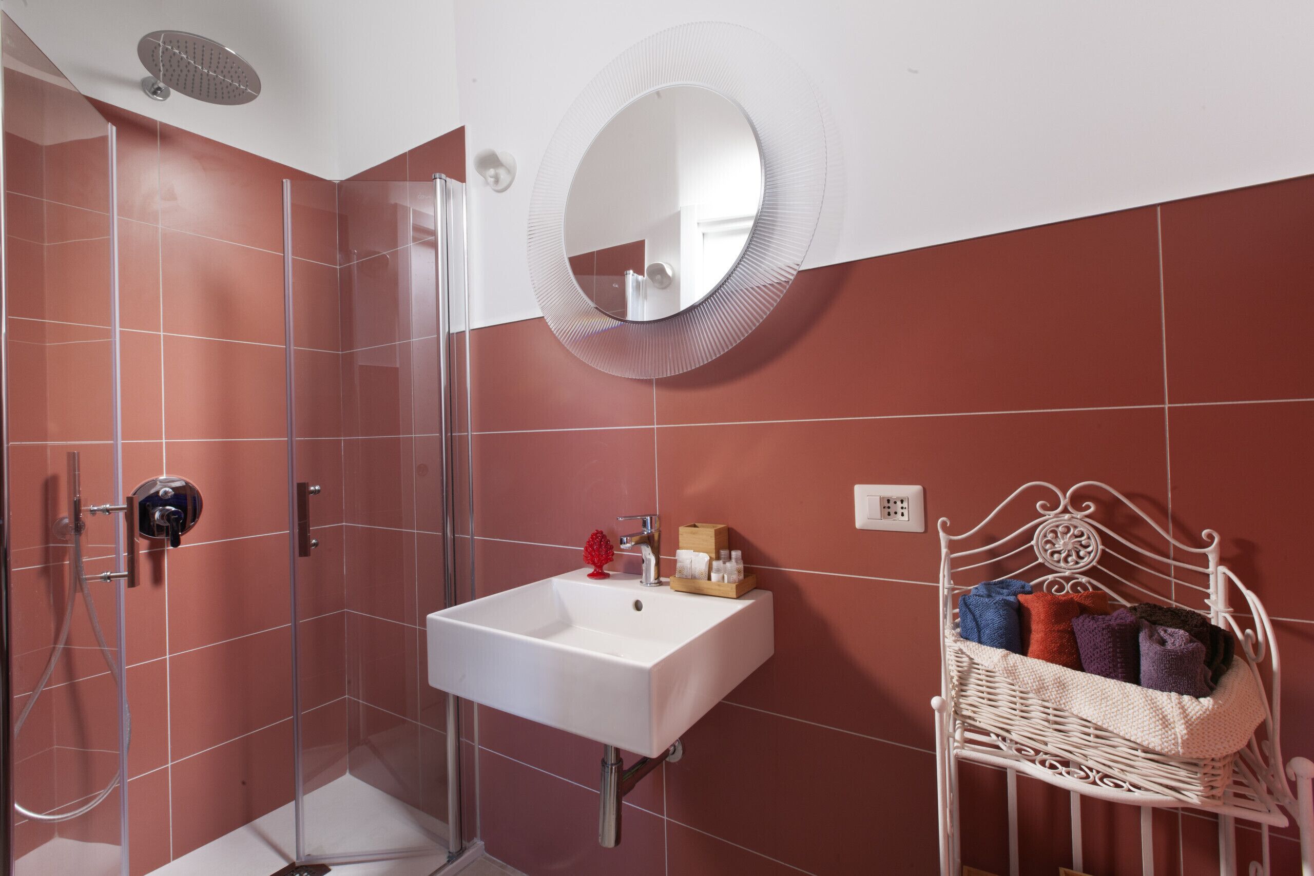 Un bagno con doccia, lavandino e specchio.