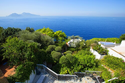 AMORE RENTALS - Villa Domus Franca with Shared Swimming Pool by the Sea