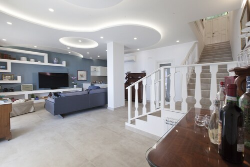 AMORE RENTALS - Villa Domus Franca with Seafront Shared Pool