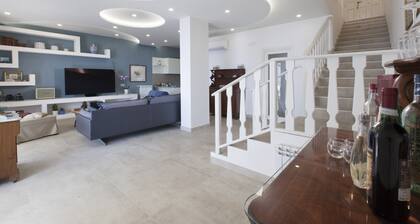 AMORE RENTALS - Villa Domus Franca with Seafront Shared Pool