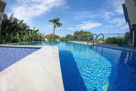 Una piscina al aire libre