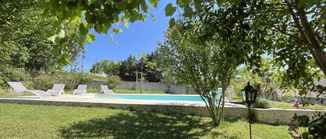 Una piscina al aire libre