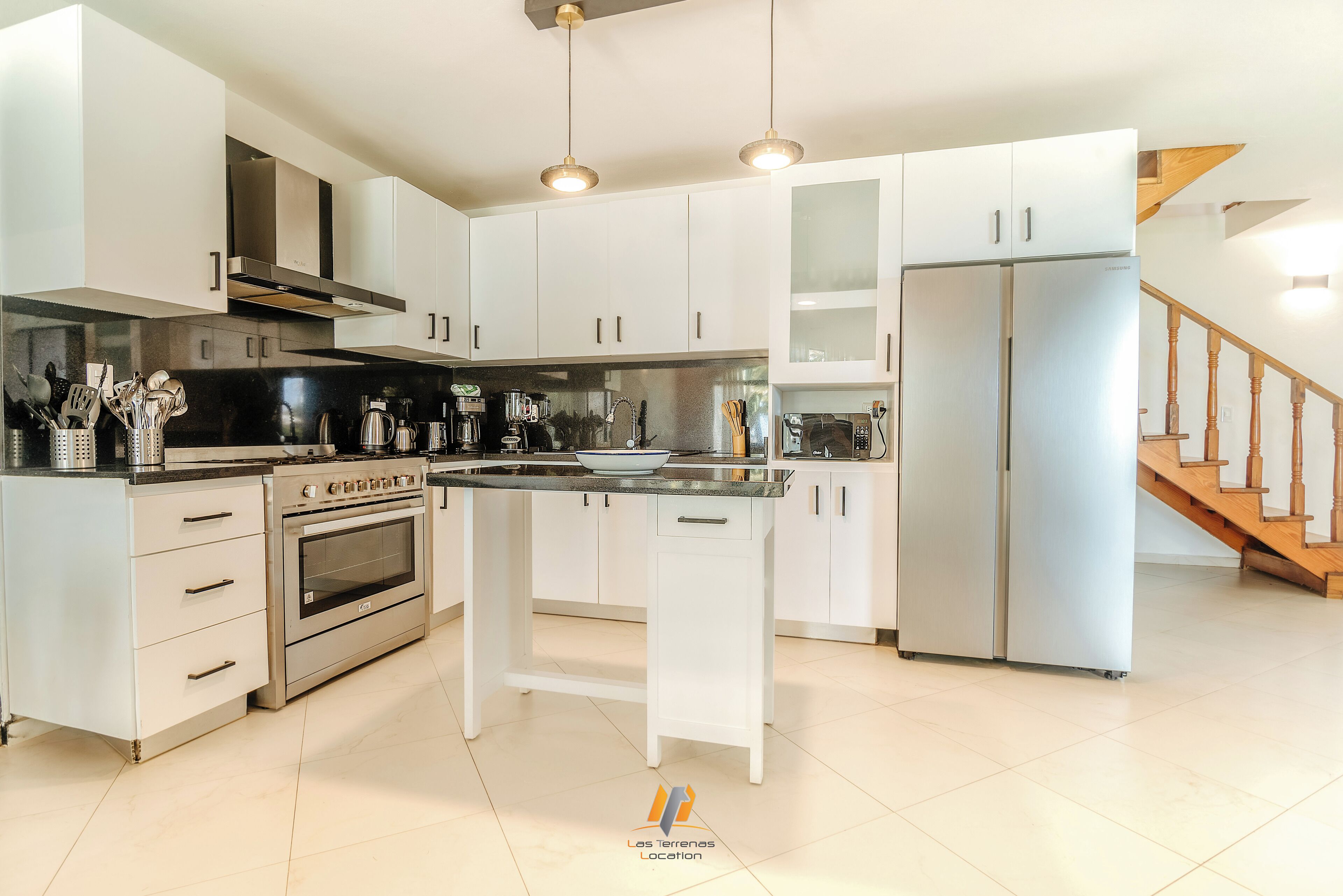 Refrigerador, microondas, horno y cafetera y tetera 