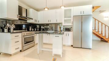 Fridge, microwave, oven, coffee/tea maker